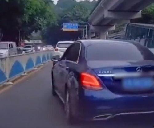 网友爆料奔驰车主恶意别车原视频,网友直呼辣眼  第3张